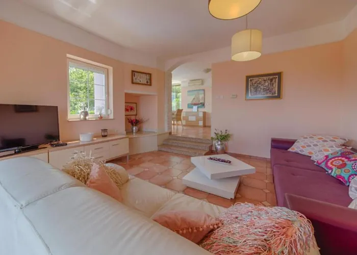 Melanie - Opric Hills Опатия